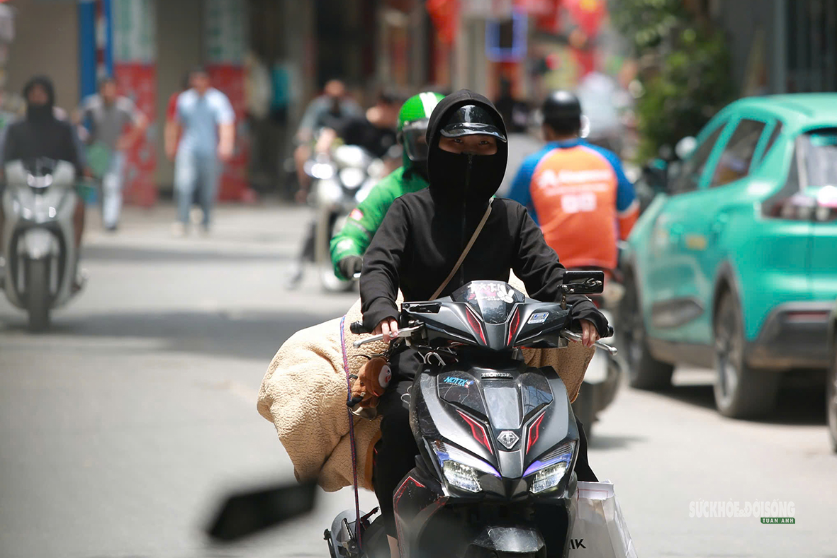 Hà Nội 'hầm hập' nắng nóng đầu mùa, người dân kín mít áo chống nắng ra đường- Ảnh 7. Hà Nội 'hầm hập' nắng nóng đầu mùa, người dân kín mít áo chống nắng ra đường- Ảnh 7.