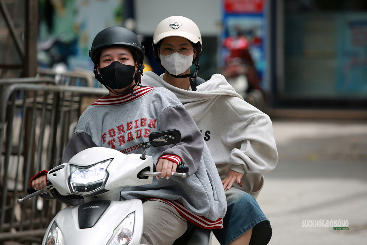 Hà Nội 'hầm hập' nắng nóng đầu mùa, người dân kín mít áo chống nắng ra đường- Ảnh 1. Hà Nội 'hầm hập' nắng nóng đầu mùa, người dân kín mít áo chống nắng ra đường- Ảnh 1.