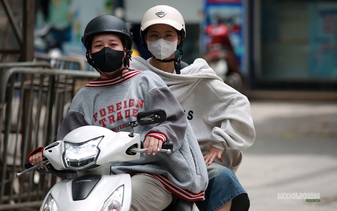 Hà Nội "hầm hập" nắng nóng đầu mùa, người dân kín mít áo chống nắng ra đường
