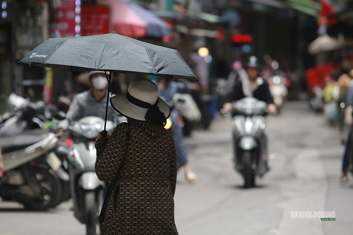 Hà Nội 'hầm hập' nắng nóng đầu mùa, người dân kín mít áo chống nắng ra đường- Ảnh 8. Hà Nội 'hầm hập' nắng nóng đầu mùa, người dân kín mít áo chống nắng ra đường- Ảnh 8.
