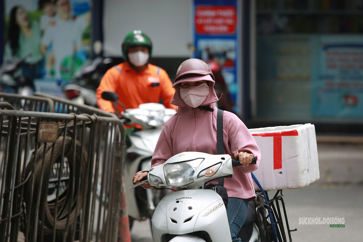 Hà Nội 'hầm hập' nắng nóng đầu mùa, người dân kín mít áo chống nắng ra đường- Ảnh 3. Hà Nội 'hầm hập' nắng nóng đầu mùa, người dân kín mít áo chống nắng ra đường- Ảnh 3.
