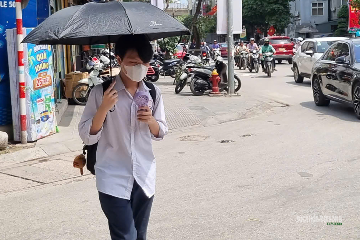 Hà Nội 'hầm hập' nắng nóng đầu mùa, người dân kín mít áo chống nắng ra đường- Ảnh 2. Hà Nội 'hầm hập' nắng nóng đầu mùa, người dân kín mít áo chống nắng ra đường- Ảnh 2.