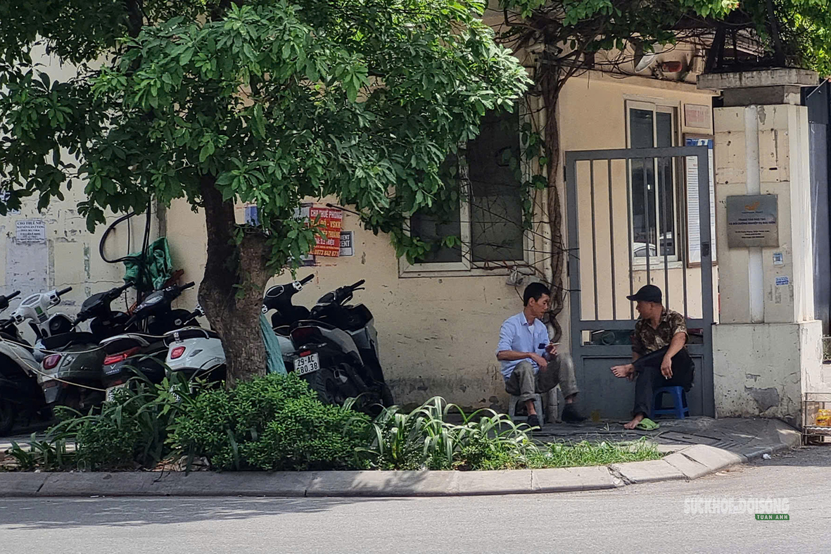 Hà Nội 'hầm hập' nắng nóng đầu mùa, người dân kín mít áo chống nắng ra đường- Ảnh 9. Hà Nội 'hầm hập' nắng nóng đầu mùa, người dân kín mít áo chống nắng ra đường- Ảnh 9.