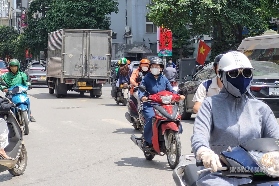 Hà Nội 'hầm hập' nắng nóng đầu mùa, người dân kín mít áo chống nắng ra đường- Ảnh 4. Hà Nội 'hầm hập' nắng nóng đầu mùa, người dân kín mít áo chống nắng ra đường- Ảnh 4.