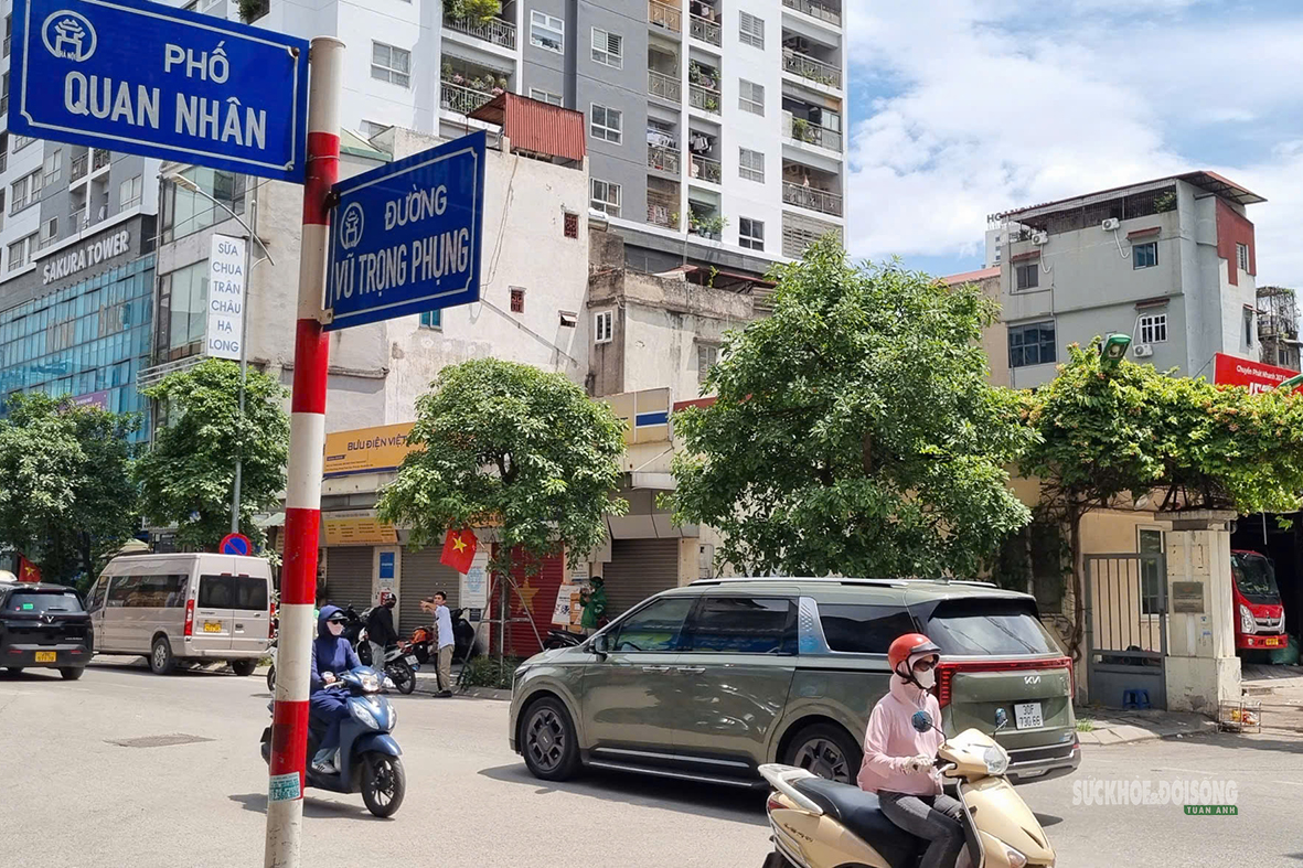 Hà Nội 'hầm hập' nắng nóng đầu mùa, người dân kín mít áo chống nắng ra đường- Ảnh 10. Hà Nội 'hầm hập' nắng nóng đầu mùa, người dân kín mít áo chống nắng ra đường- Ảnh 10.