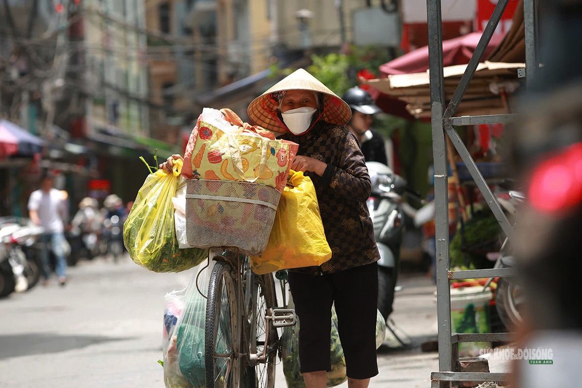 Hà Nội 'hầm hập' nắng nóng đầu mùa, người dân kín mít áo chống nắng ra đường- Ảnh 6. Hà Nội 'hầm hập' nắng nóng đầu mùa, người dân kín mít áo chống nắng ra đường- Ảnh 6.