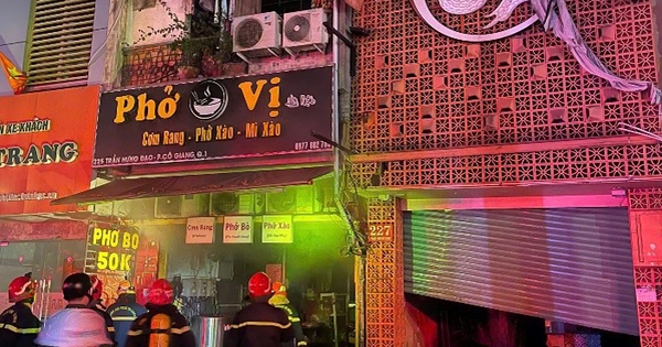 Kịp thời cứu 4 người mắc kẹt trong vụ cháy ở trung tâm TP Hồ Chí Minh