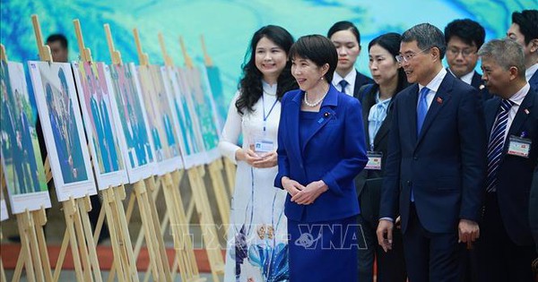 Thủ tướng Lê Minh Hưng và Thủ tướng Nhật Bản tham quan Trưng bày ảnh