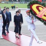Thủ tướng Nhật Bản đặt vòng hoa viếng Chủ tịch Hồ Chí Minh và Đài tưởng niệm các Anh hùng liệt sỹ