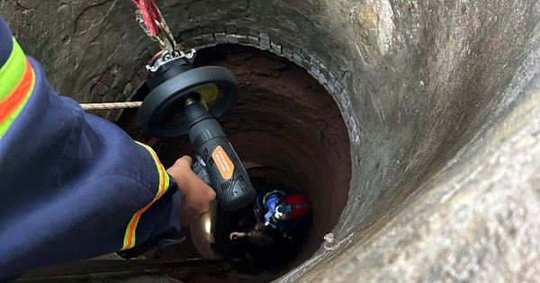 TPHCM: Giải cứu người rơi giếng sâu 35m