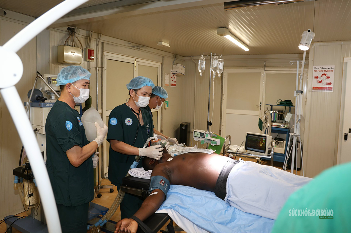 Bác sĩ mũ nồi xanh Việt Nam phẫu thuật cấp cứu cho quân nhân Ghana- Ảnh 1. Bác sĩ mũ nồi xanh Việt Nam phẫu thuật cấp cứu cho quân nhân Ghana- Ảnh 1.