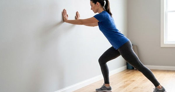 Bài tập căng bắp chân với tường giúp đôi chân thon đẹp