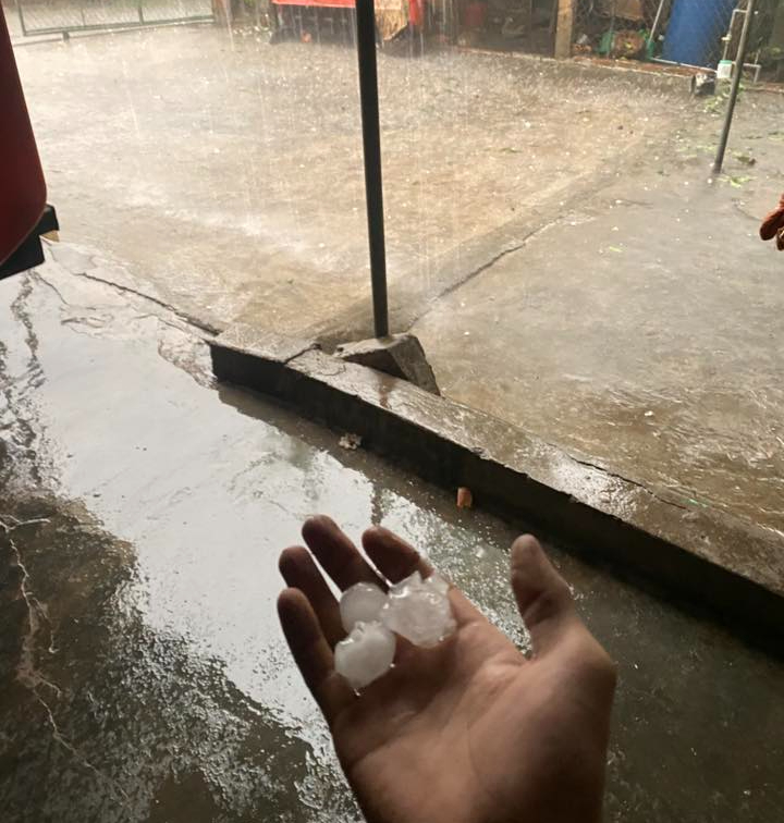 Mưa đá xuất hiện tại Hà Tĩnh- Ảnh 2.