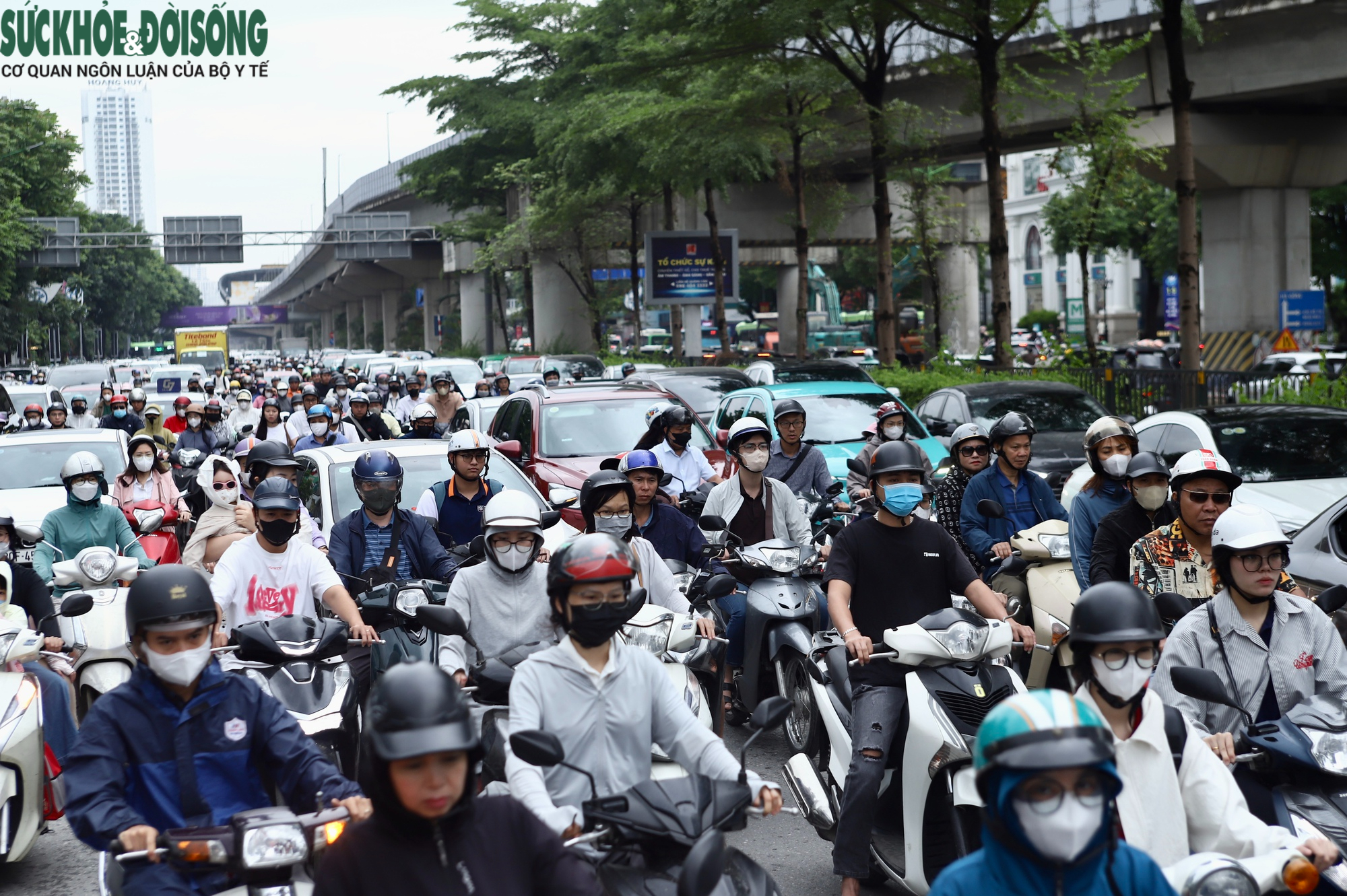 Giao thông Hà Nội đông đúc sau nghỉ lễ, xe máy 'leo' vỉa hè né dòng phương tiện- Ảnh 3.
