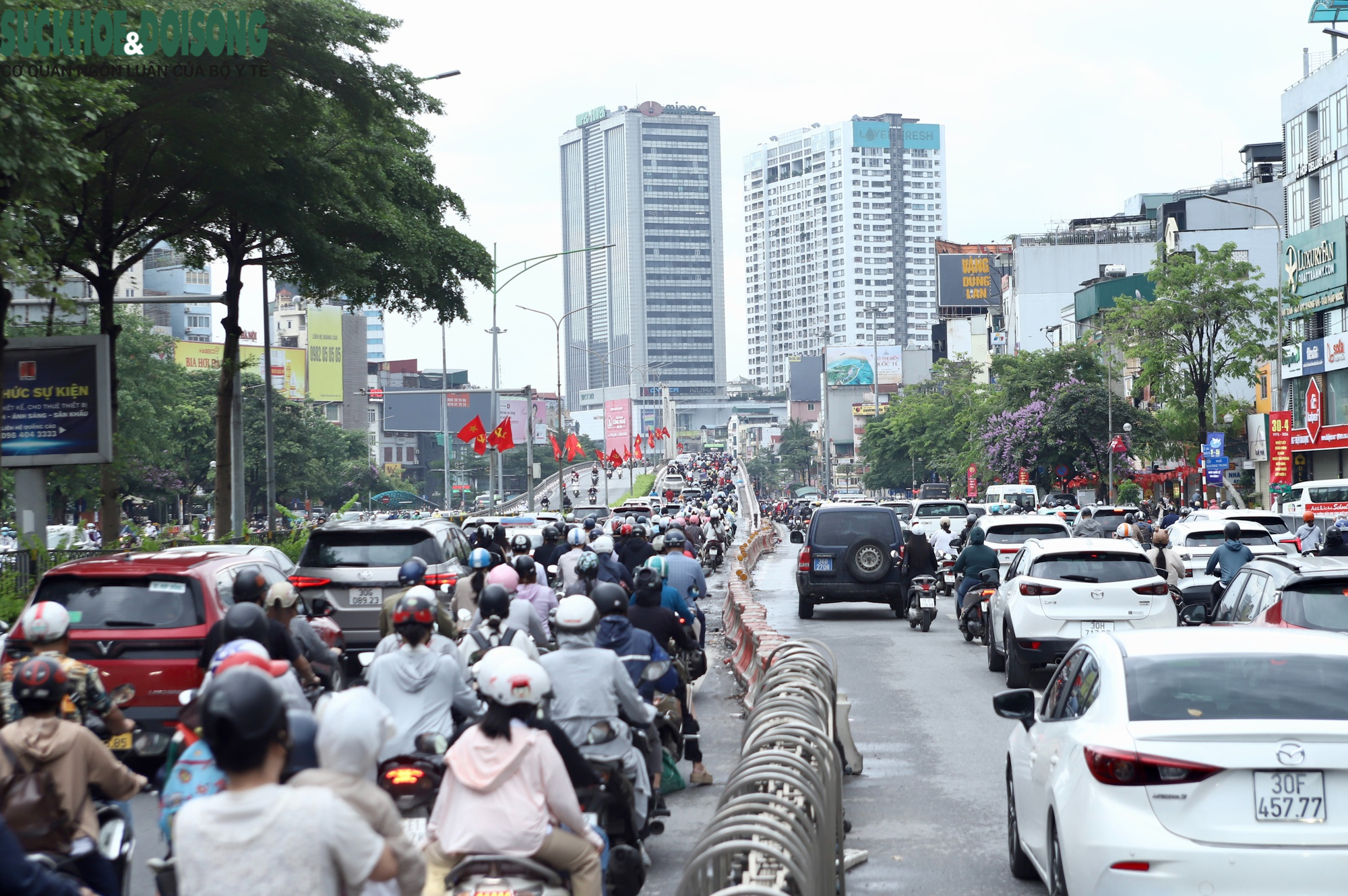 Giao thông Hà Nội đông đúc sau nghỉ lễ, xe máy 'leo' vỉa hè né dòng phương tiện- Ảnh 4.