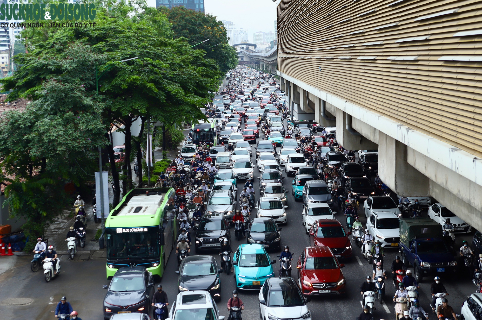Giao thông Hà Nội đông đúc sau nghỉ lễ, xe máy 'leo' vỉa hè né dòng phương tiện- Ảnh 10.