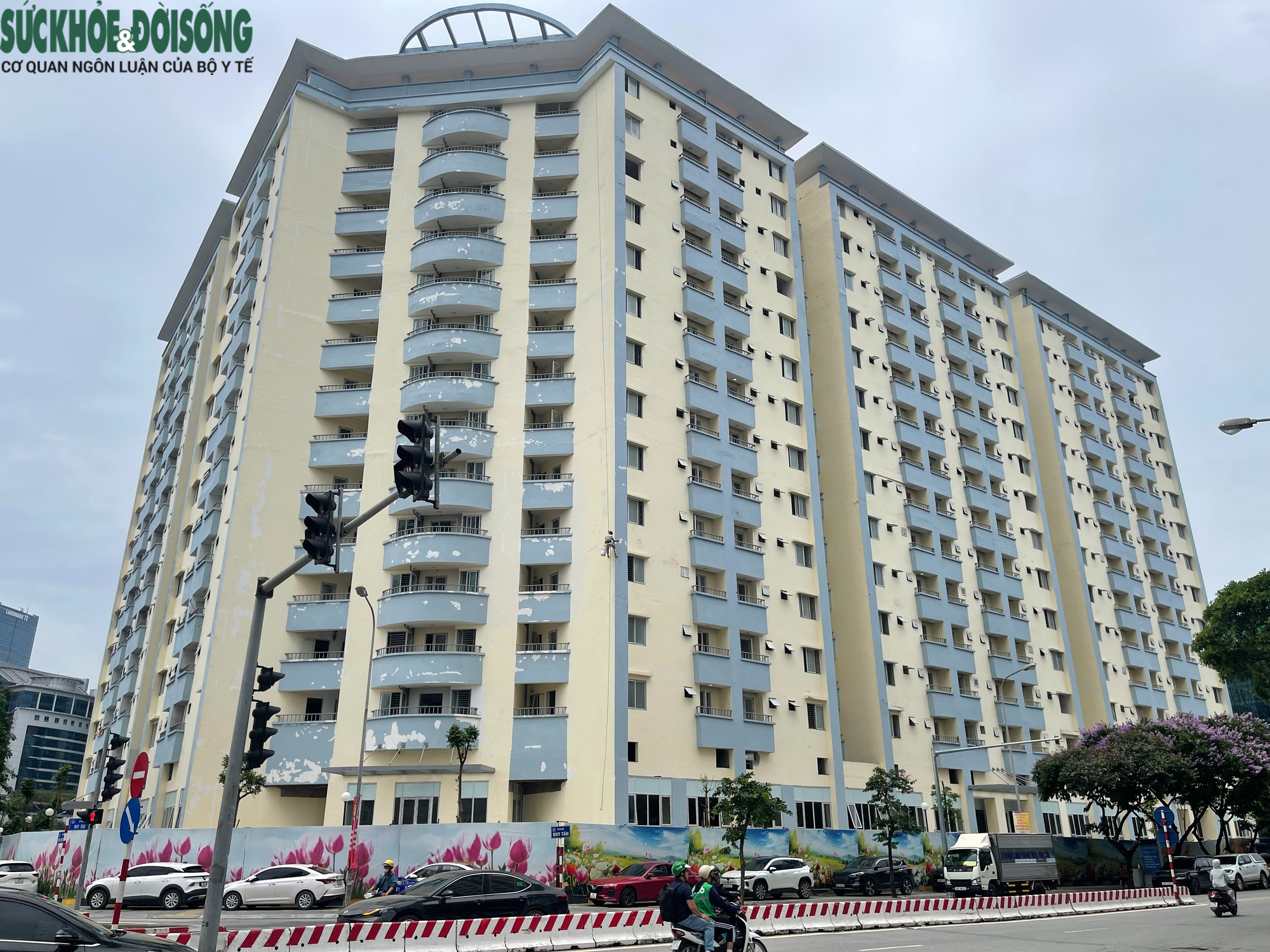 Cận cảnh nhà ở tái định cư bỏ hoang trên 'đất vàng'  được Bí thư Hà Nội yêu cầu hoàn thiện gấp- Ảnh 1.