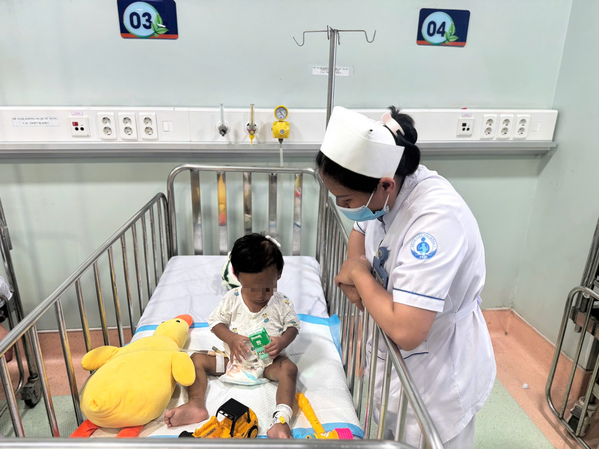 Tạm giam mẹ và cha dượng trong vụ bạo hành bé trai 2 tuổi- Ảnh 2. Tạm giam mẹ và cha dượng trong vụ bạo hành bé trai 2 tuổi- Ảnh 2.