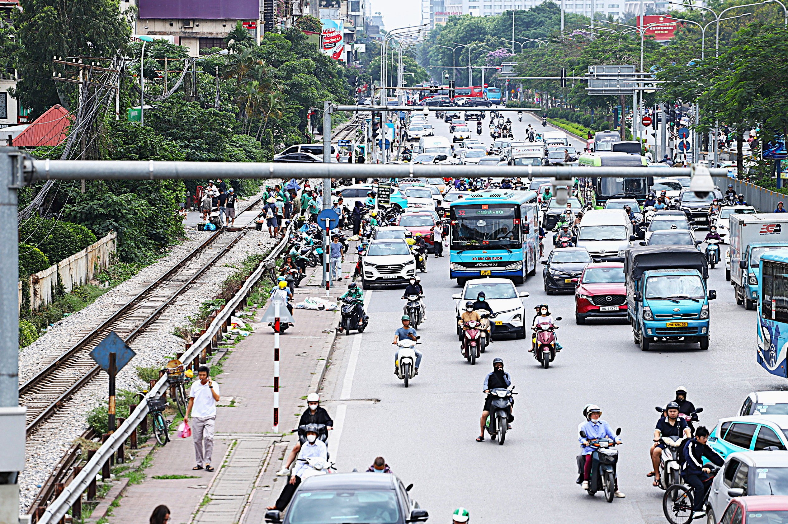 CSGT xử lý hàng loạt tài xế taxi, xe buýt vi phạm dừng đỗ khu vực Bệnh viện Bạch Mai- Ảnh 4. CSGT xử lý hàng loạt tài xế taxi, xe buýt vi phạm dừng đỗ khu vực Bệnh viện Bạch Mai- Ảnh 4.
