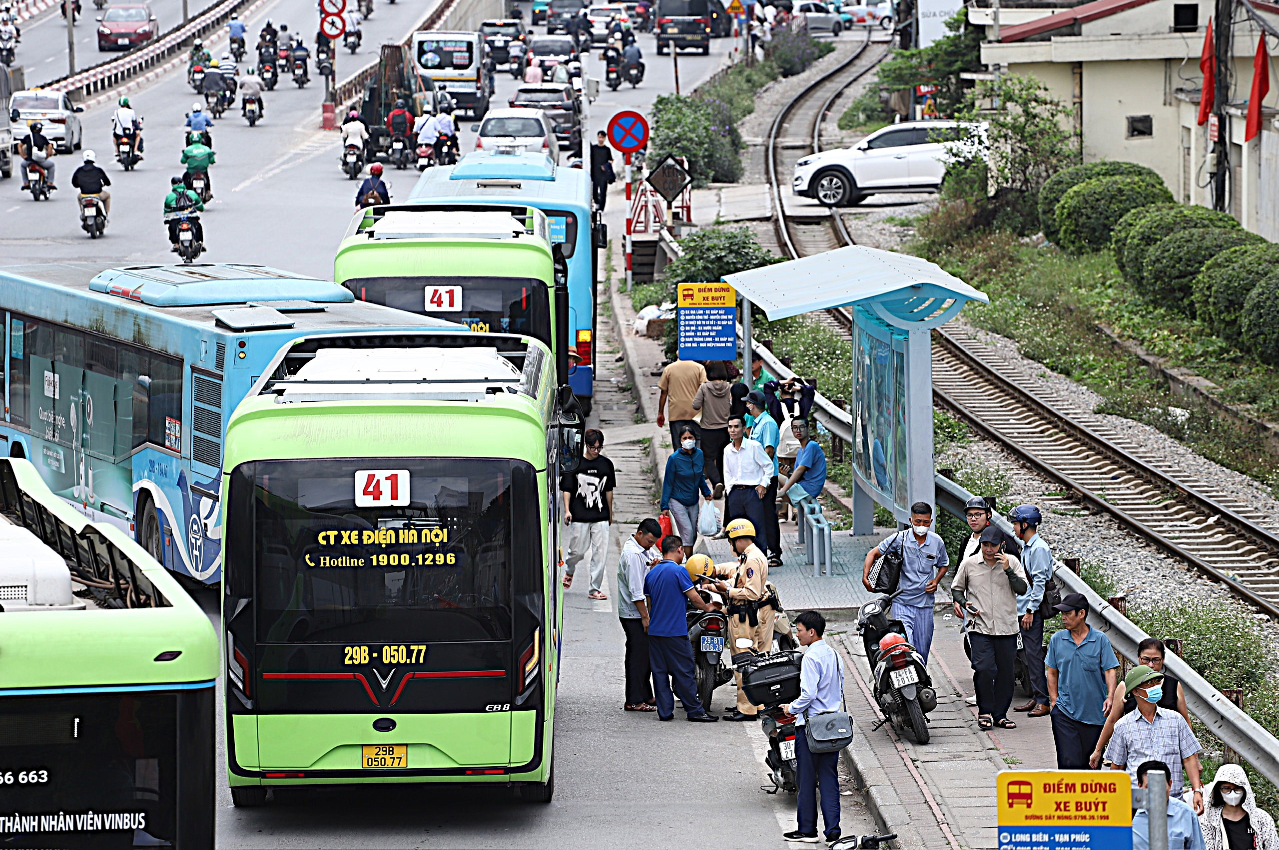 CSGT xử lý hàng loạt tài xế taxi, xe buýt vi phạm dừng đỗ khu vực Bệnh viện Bạch Mai- Ảnh 5. CSGT xử lý hàng loạt tài xế taxi, xe buýt vi phạm dừng đỗ khu vực Bệnh viện Bạch Mai- Ảnh 5.