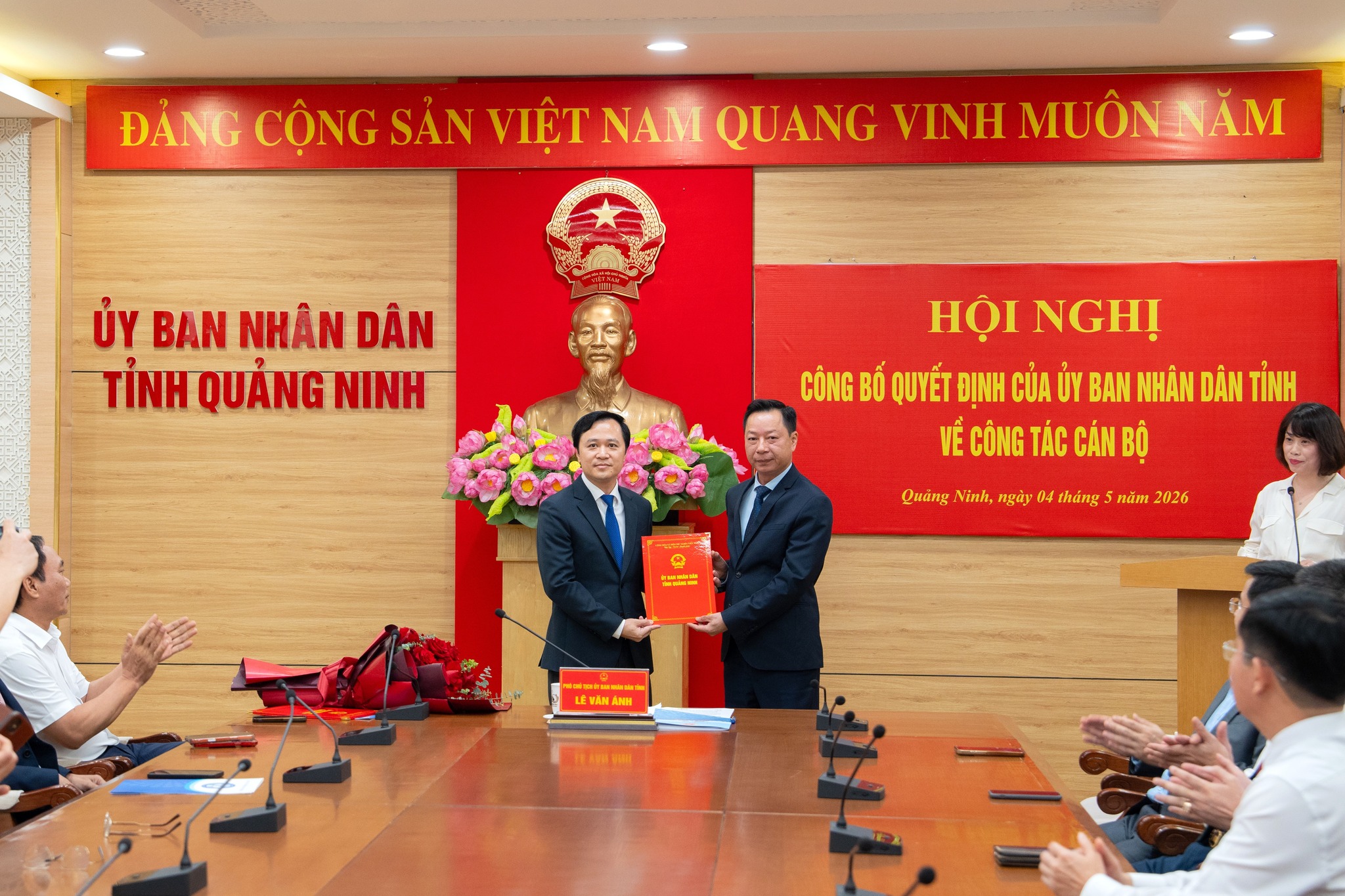 Quảng Ninh bổ nhiệm hàng loạt cán bộ chủ chốt: Ông Bùi Mạnh Hùng giữ chức Giám đốc Sở Y tế- Ảnh 1. Quảng Ninh bổ nhiệm hàng loạt cán bộ chủ chốt: Ông Bùi Mạnh Hùng giữ chức Giám đốc Sở Y tế- Ảnh 1.