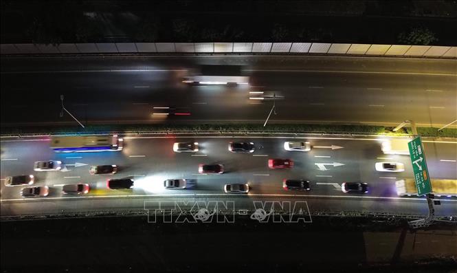Người dân trở lại Hà Nội sớm, ùn tắc kéo dài trong đêm trên cao tốc Pháp Vân - Cầu Giẽ- Ảnh 3.