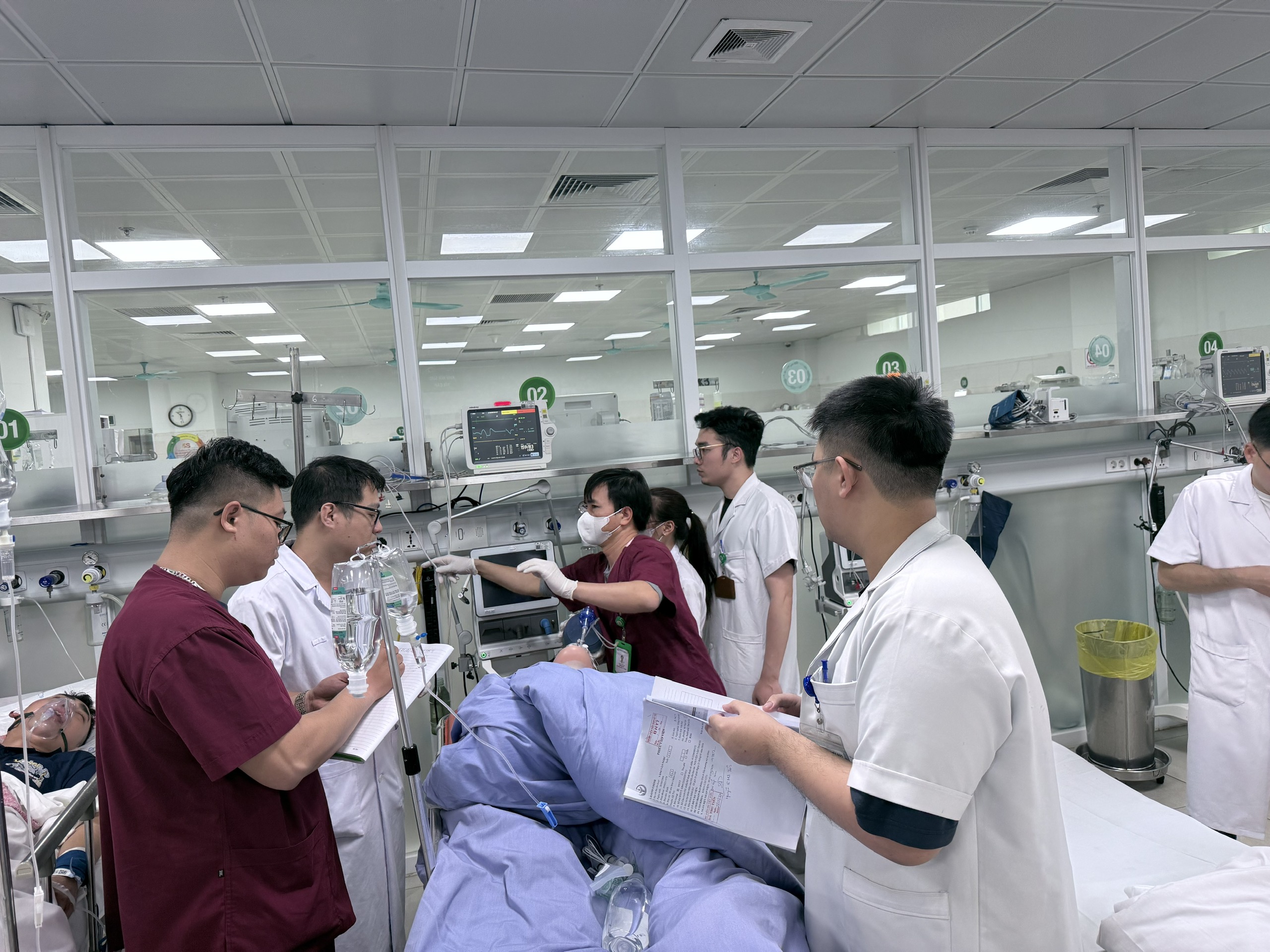 Hơn 227.000 người bệnh đang điều trị tại các bệnh viện trong dịp nghỉ lễ 30/4 và 1/5- Ảnh 1. Hơn 227.000 người bệnh đang điều trị tại các bệnh viện trong dịp nghỉ lễ 30/4 và 1/5- Ảnh 1.