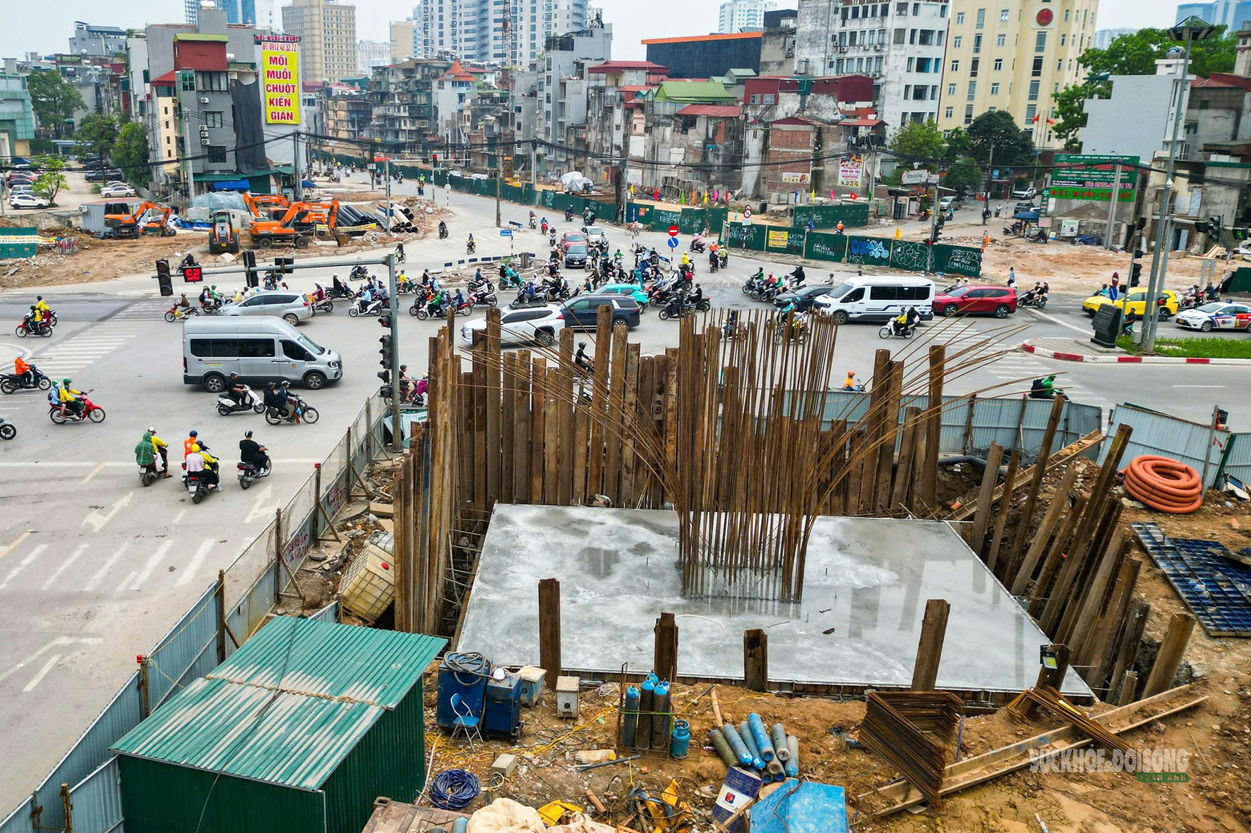 Cầu vượt Vành đai 1 dần thành hình, kỳ vọng giảm áp lực giao thông nội đô- Ảnh 6. Cầu vượt Vành đai 1 dần thành hình, kỳ vọng giảm áp lực giao thông nội đô- Ảnh 6.