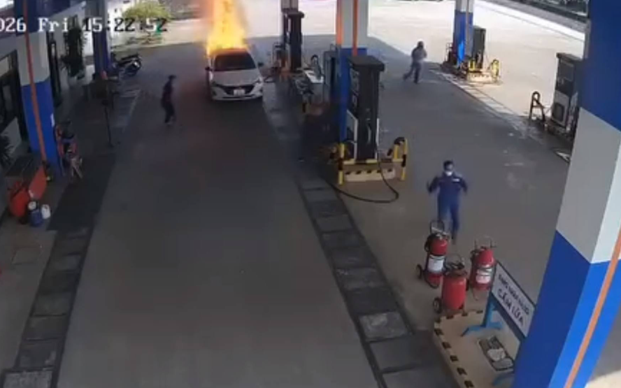 Vụ cháy ô tô tại cây xăng, 2 người tử vong ở Đà Nẵng: Trên xe chở hàng chục khối pin và nhiều ắc quy