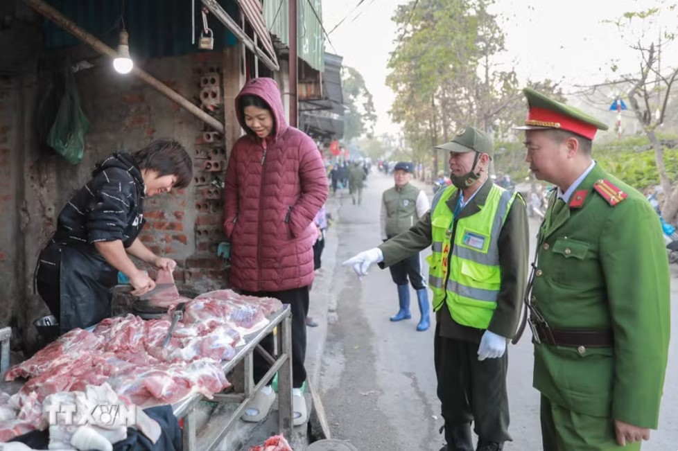 Hà Nội tăng cường xử lý 'chợ cóc' và ùn tắc giao thông- Ảnh 1.