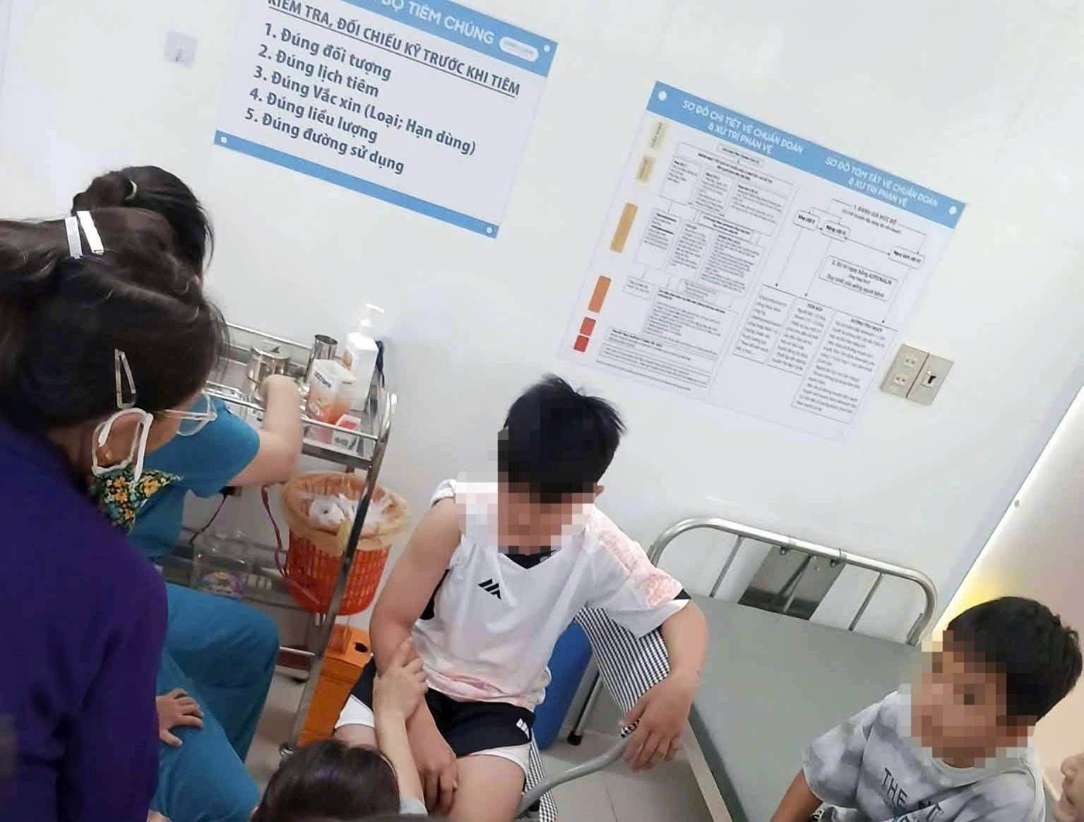 Chó nghi lên cơn dại cắn 6 người liên tiếp, một nạn nhân lộ xương- Ảnh 1. Chó nghi lên cơn dại cắn 6 người liên tiếp, một nạn nhân lộ xương- Ảnh 1.