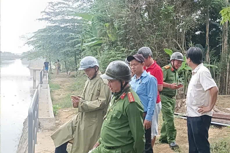 Cơ quan chức năng vào cuộc vụ người đàn ông đổ hàng loạt vỏ chai bia xuống sông ở Huế- Ảnh 2.
