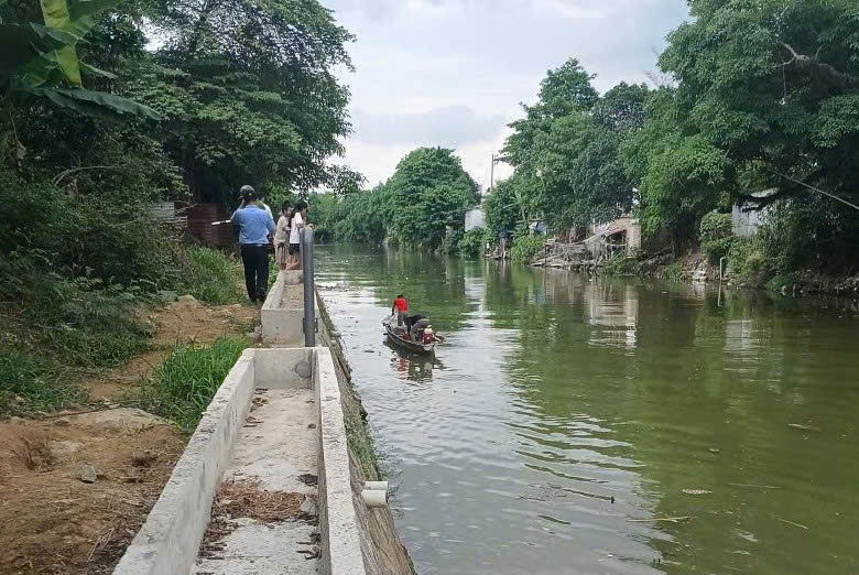 Cơ quan chức năng vào cuộc vụ người đàn ông đổ hàng loạt vỏ chai bia xuống sông ở Huế- Ảnh 3.