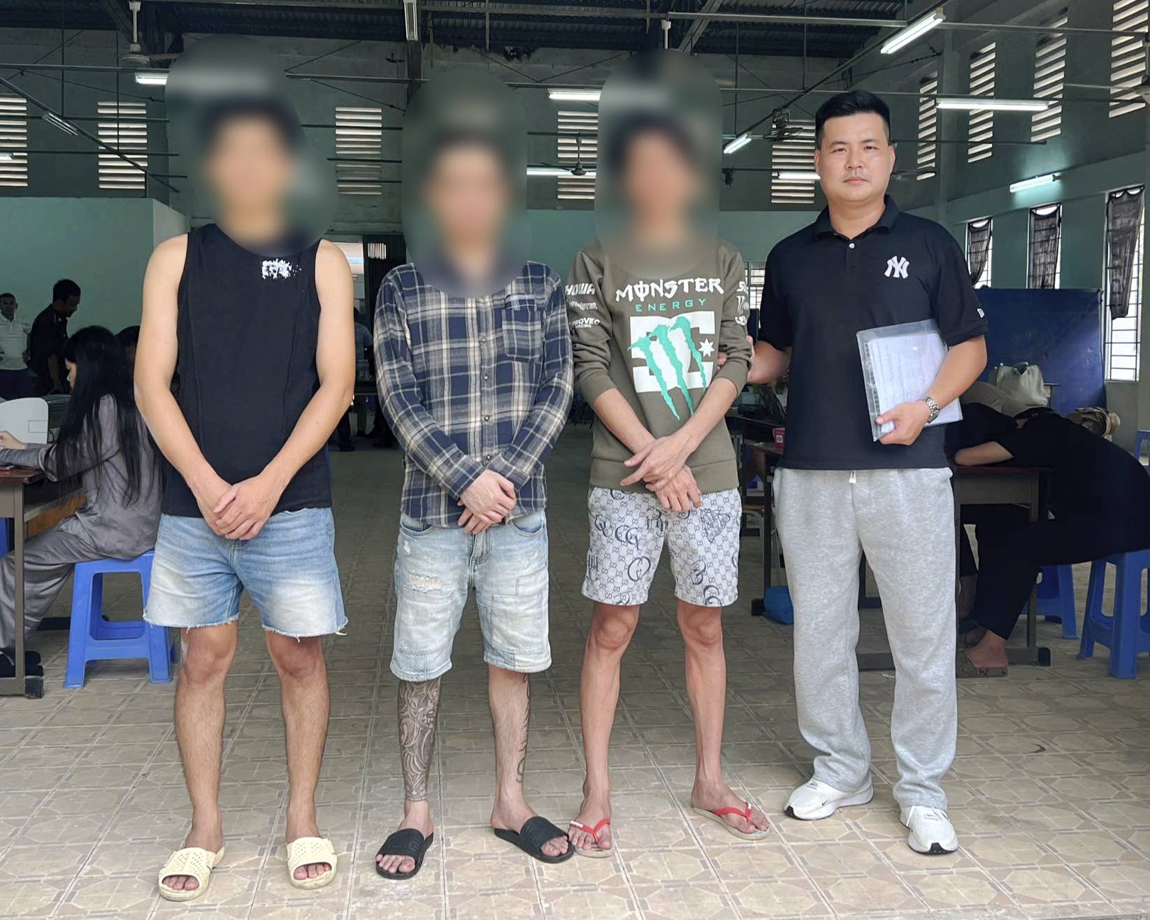 Công an TPHCM bắt giữ 1 đối tượng bị truy nã khi tiếp nhận 4 công dân từ Campuchia- Ảnh 2.