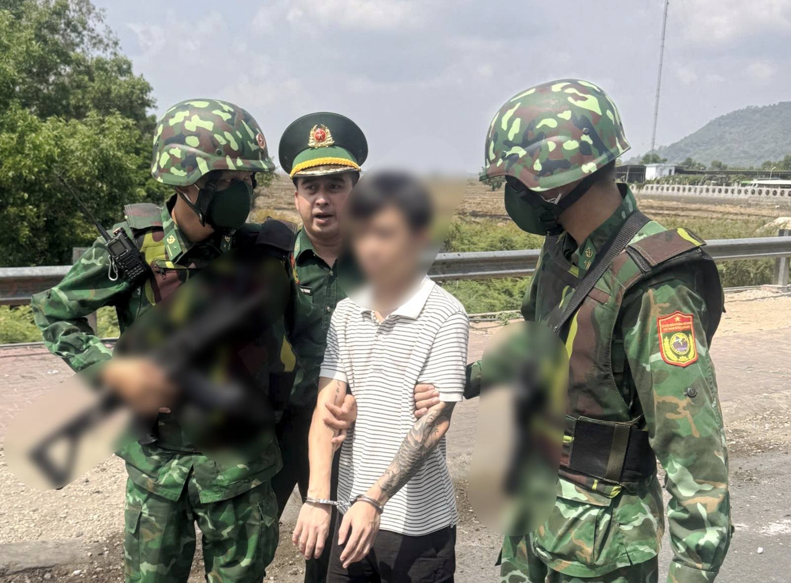 Công an TPHCM bắt giữ 1 đối tượng bị truy nã khi tiếp nhận 4 công dân từ Campuchia- Ảnh 1.