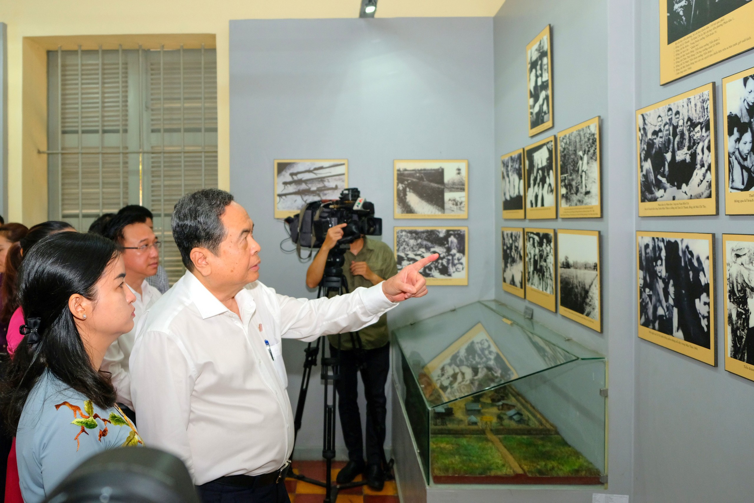 Chủ tịch Quốc hội Trần Thanh Mẫn dâng hương tại Di tích lịch sử văn hóa quốc gia Dinh quận Hóc Môn- Ảnh 3.