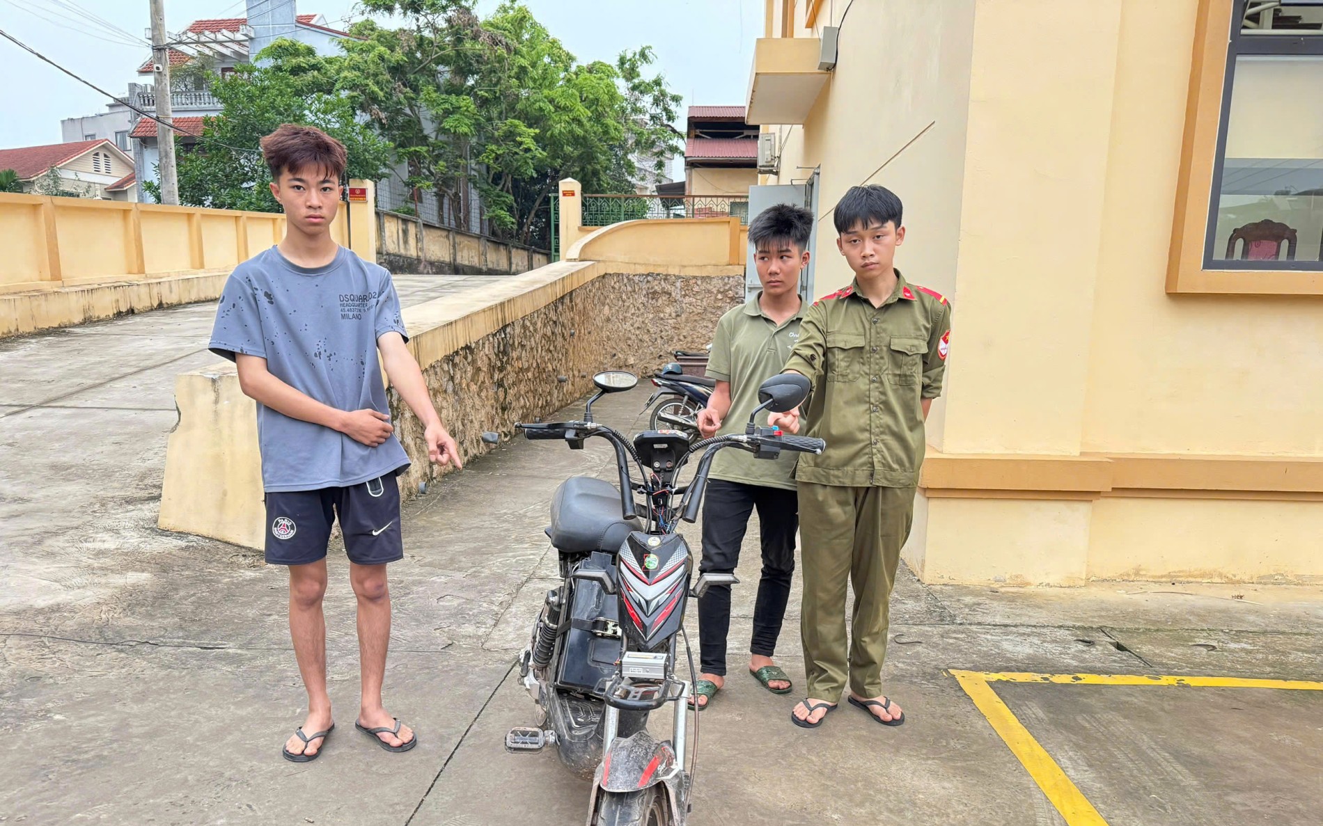 Khởi tố vụ dùng ly thủy tinh đập vào đầu nhau sau chầu nhậu- Ảnh 3.