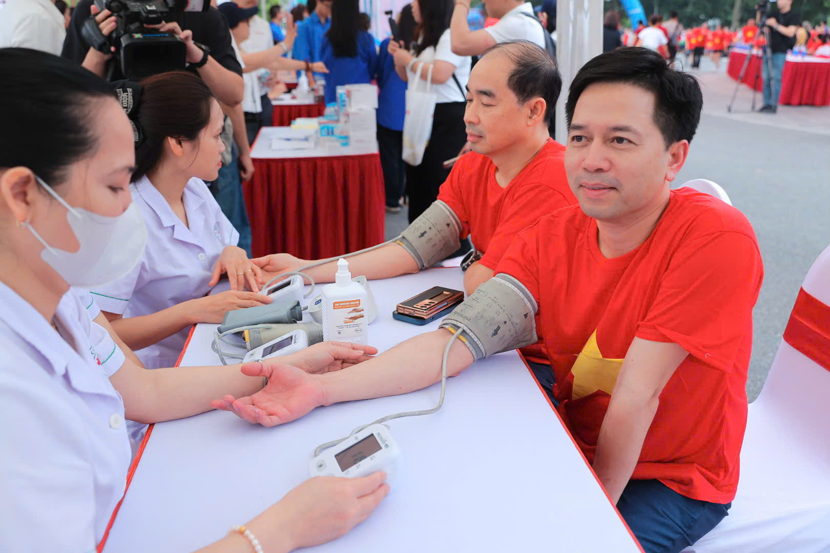 Mỗi bước chân là một “liều thuốc”: Lan tỏa tinh thần sống khỏe, phòng bệnh từ sớm- Ảnh 2. Mỗi bước chân là một “liều thuốc”: Lan tỏa tinh thần sống khỏe, phòng bệnh từ sớm- Ảnh 2.