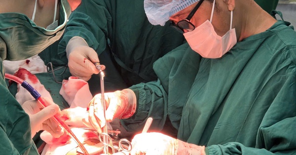 Nam thanh niên bị đứt động mạch cổ được cứu sống ngoạn mục