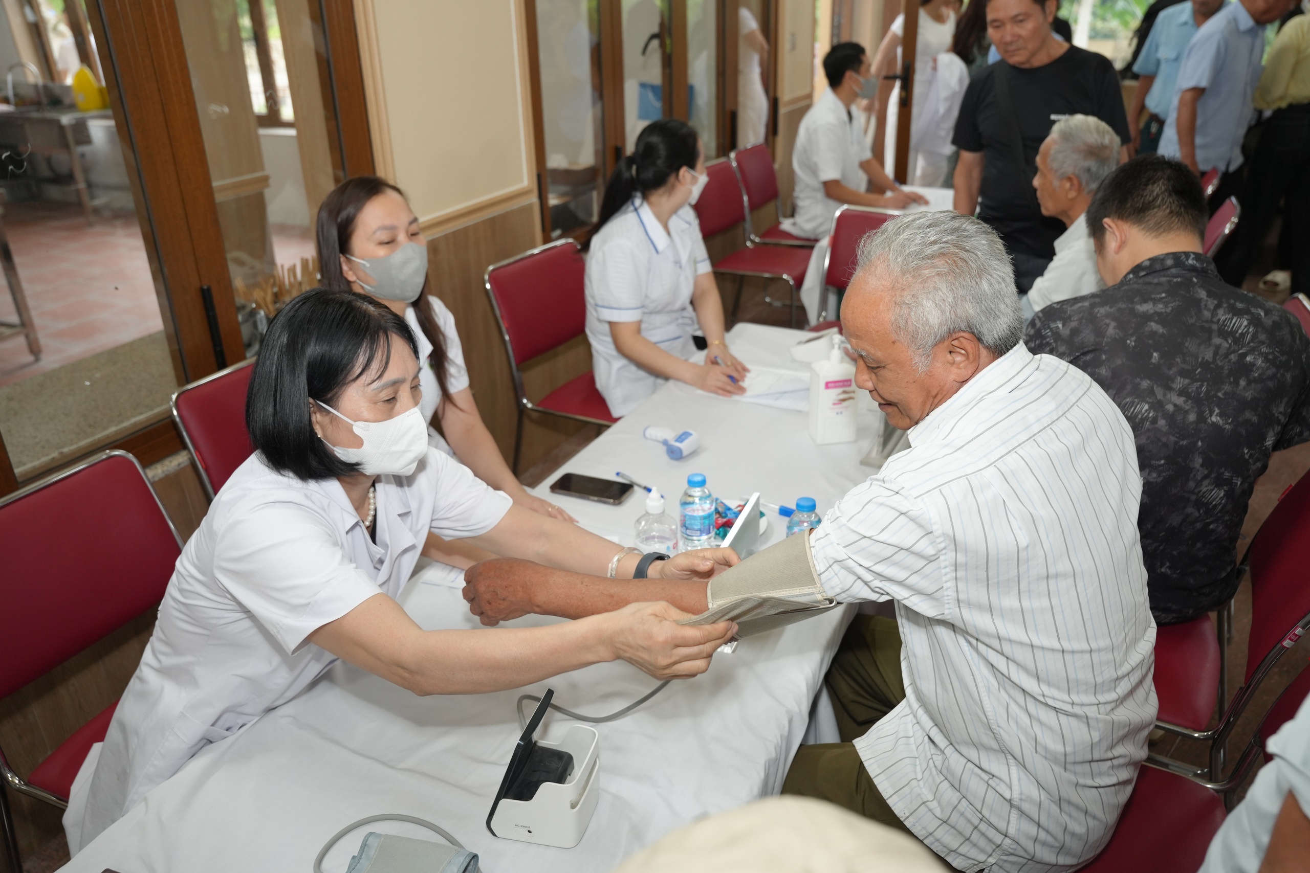 Mang dịch vụ y tế chất lượng miễn phí đến với người có công, gia đình chính sách tại Yên Bài- Ảnh 5. Mang dịch vụ y tế chất lượng miễn phí đến với người có công, gia đình chính sách tại Yên Bài- Ảnh 5.