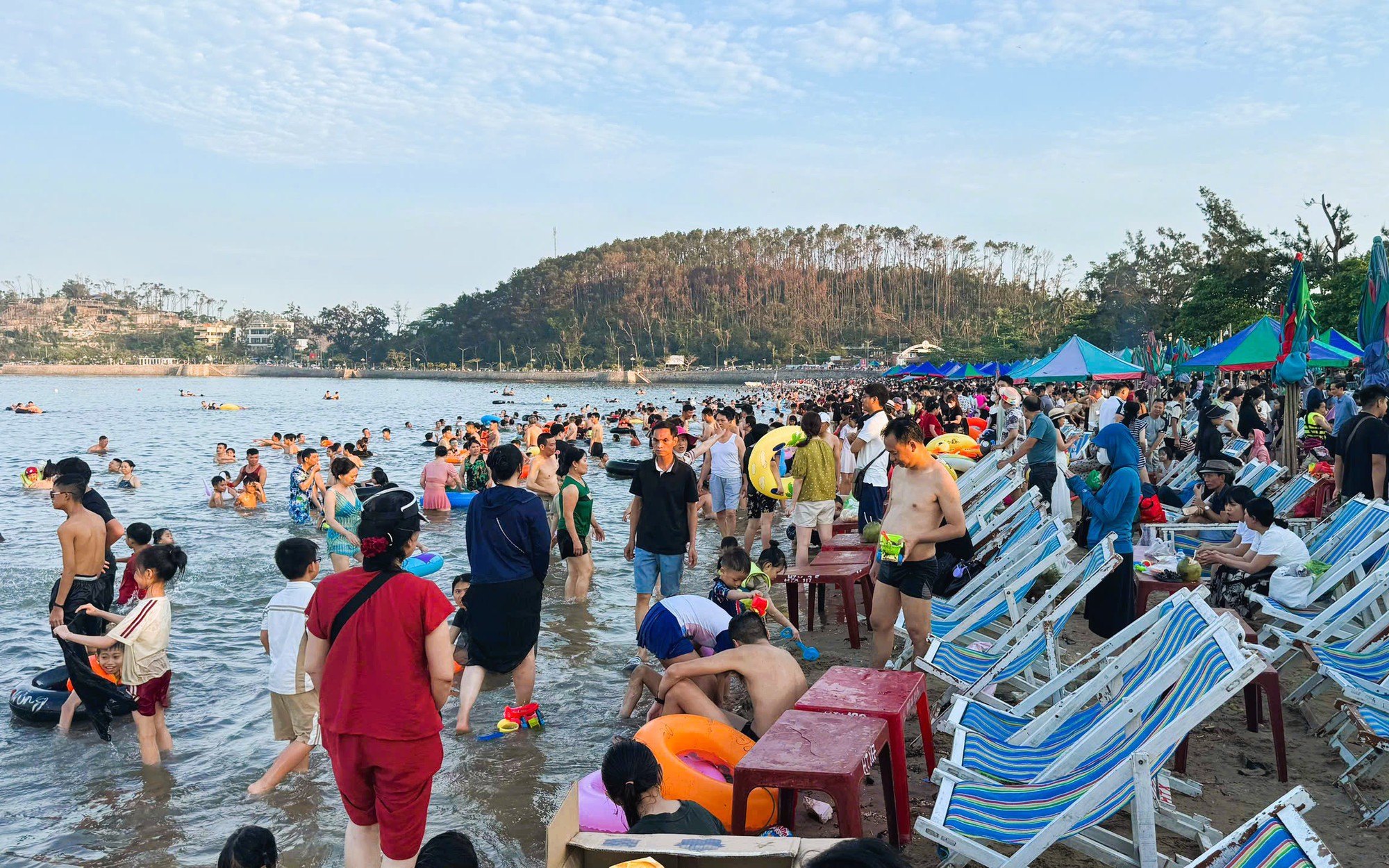 Du lịch Đồ Sơn sôi động 3 ngày nghỉ lễ, nhà hàng công khai bảng giá dịch vụ