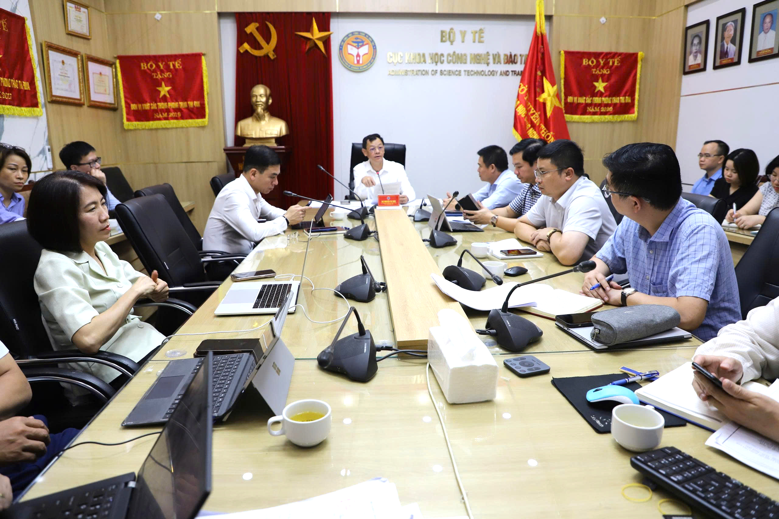 Bộ Y tế tiếp tục đôn đốc tiến độ xây dựng cơ sở dữ liệu y tế, thúc đẩy Sổ sức khỏe điện tử
- Ảnh 2. Bộ Y tế tiếp tục đôn đốc tiến độ xây dựng cơ sở dữ liệu y tế, thúc đẩy Sổ sức khỏe điện tử
- Ảnh 2.