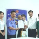 Bé 2 tuổi bị mẹ và cha dượng bạo hành được trao giấy khai sinh tại bệnh viện