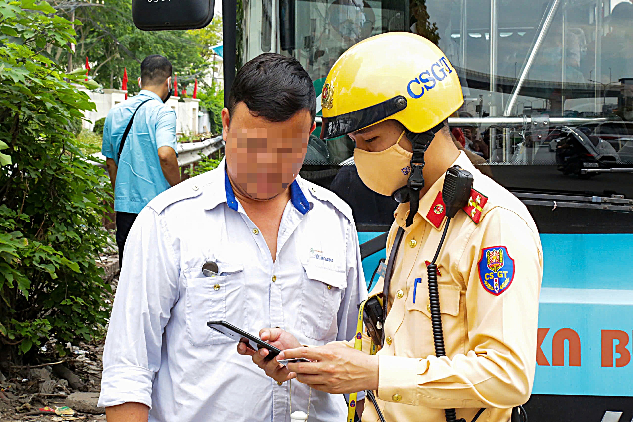 CSGT xử lý hàng loạt tài xế taxi, xe buýt vi phạm dừng đỗ khu vực Bệnh viện Bạch Mai- Ảnh 3. CSGT xử lý hàng loạt tài xế taxi, xe buýt vi phạm dừng đỗ khu vực Bệnh viện Bạch Mai- Ảnh 3.