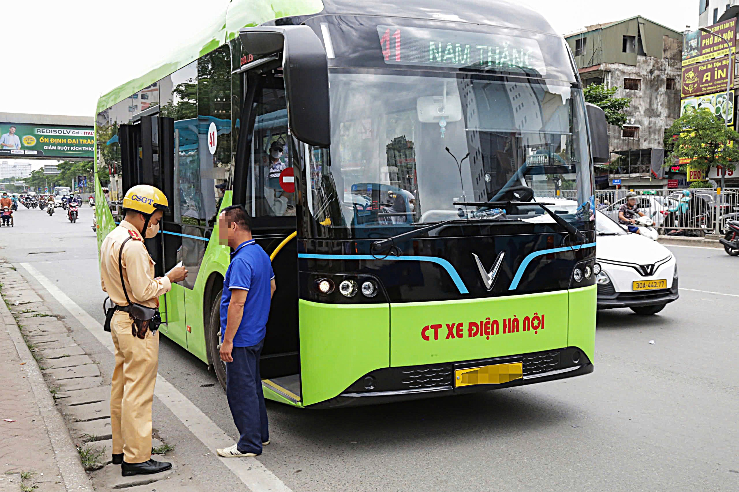 CSGT xử lý hàng loạt tài xế taxi, xe buýt vi phạm dừng đỗ khu vực Bệnh viện Bạch Mai- Ảnh 2. CSGT xử lý hàng loạt tài xế taxi, xe buýt vi phạm dừng đỗ khu vực Bệnh viện Bạch Mai- Ảnh 2.