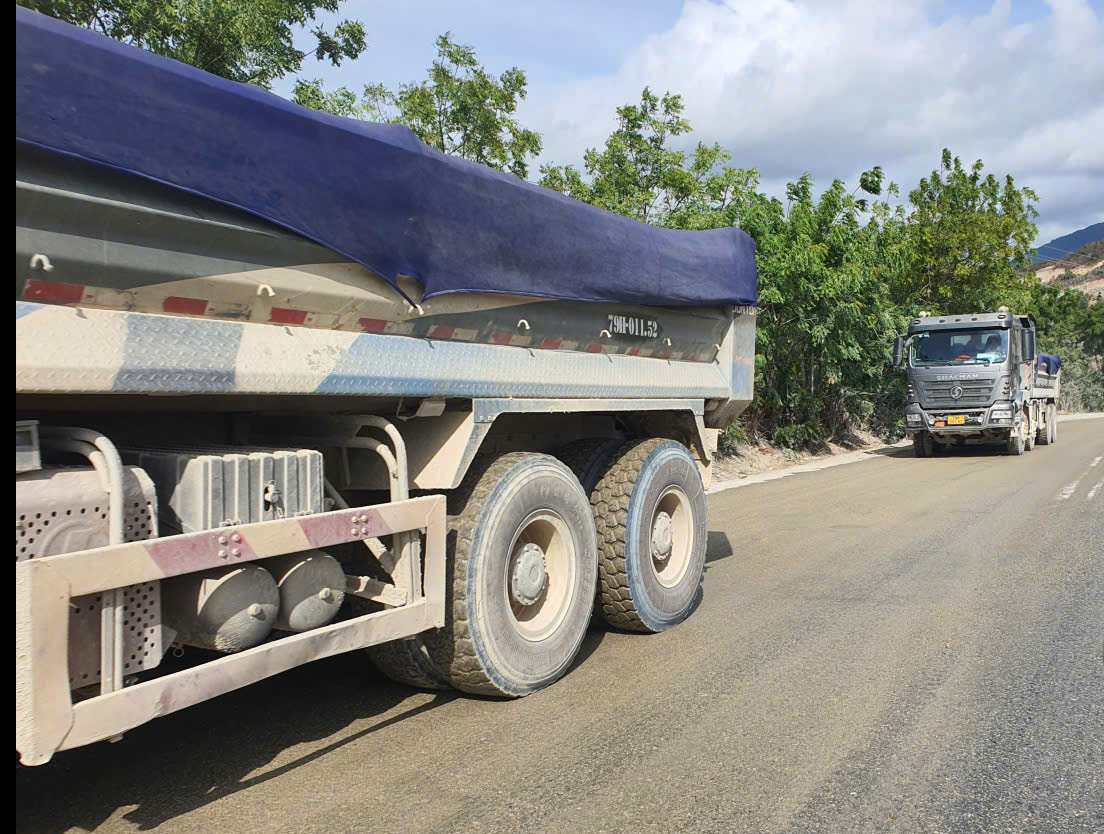 Người dân khốn khổ vì xe chở đá hoạt động rầm rộ, gây bụi mù mịt- Ảnh 2.