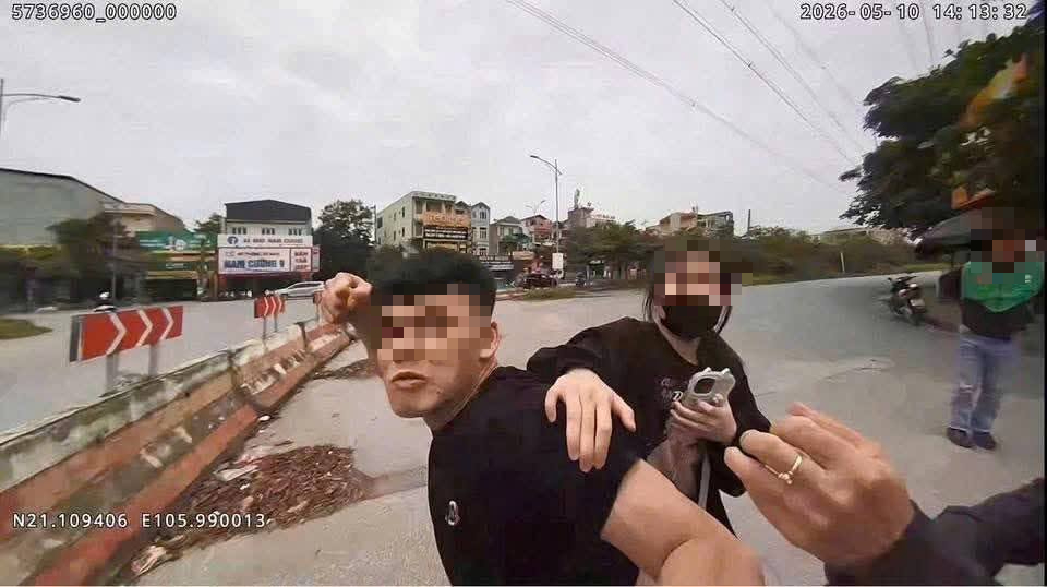 Nam thanh niên đấm CSGT khi bị kiểm tra nồng độ cồn- Ảnh 2. Nam thanh niên đấm CSGT khi bị kiểm tra nồng độ cồn- Ảnh 2.