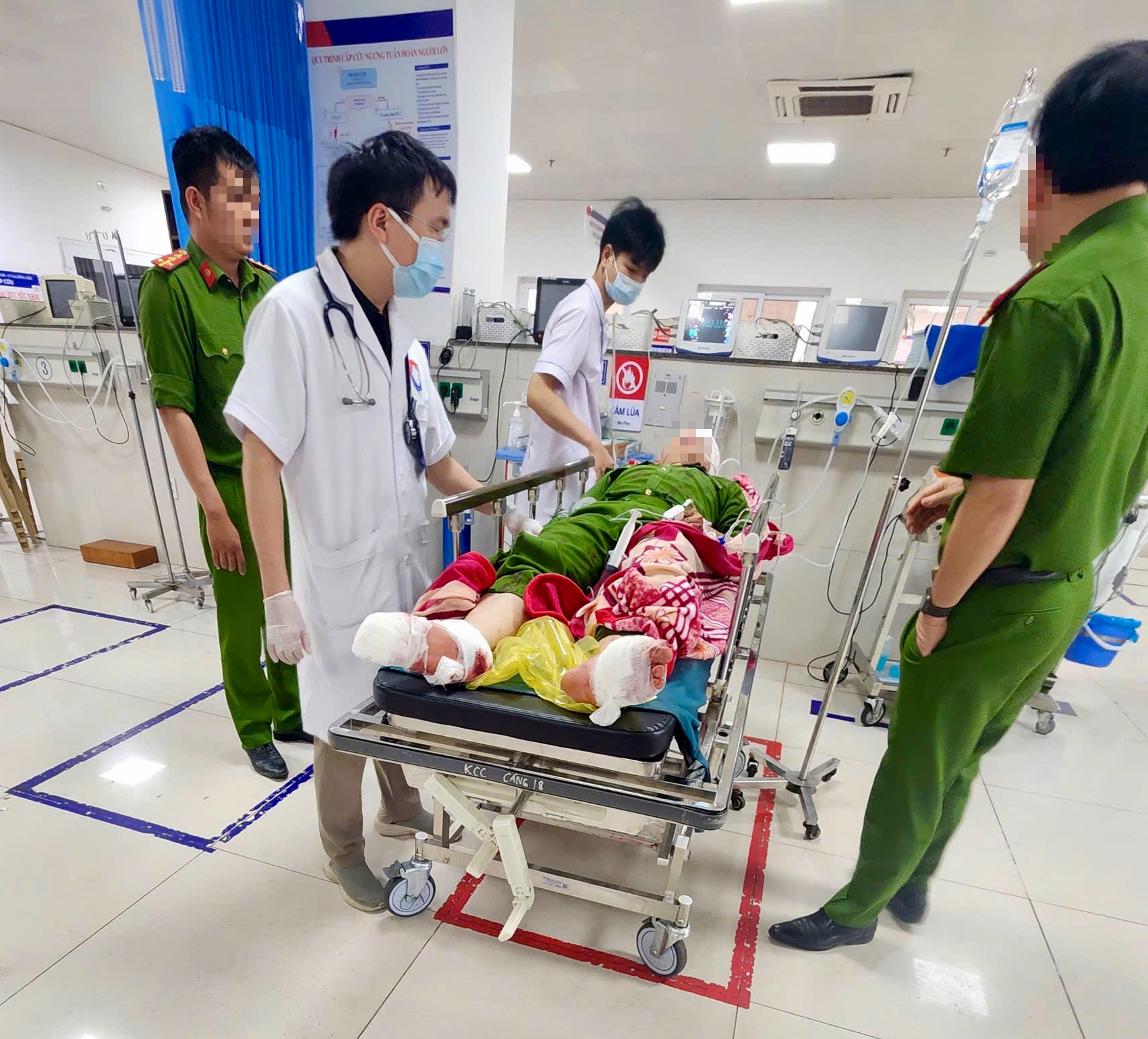 Tình trạng sức khỏe cán bộ công an bị chém khi trực ban ở cơ quan- Ảnh 1.