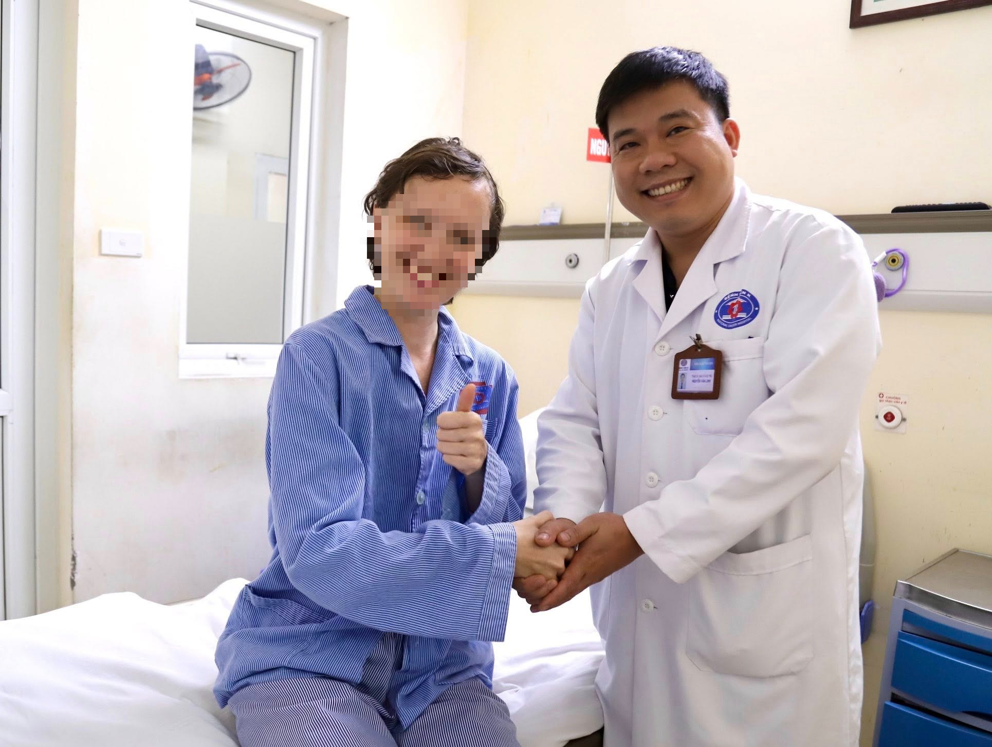 Từ nguy cơ liệt nửa cơ thể, nữ bệnh nhân người Nga tự đi lại sau ca mổ u não tại Việt Nam- Ảnh 2. Từ nguy cơ liệt nửa cơ thể, nữ bệnh nhân người Nga tự đi lại sau ca mổ u não tại Việt Nam- Ảnh 2.