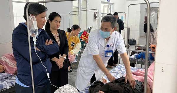 Hàng chục người nhập viện nghi ngộ độc sau ăn bánh mì